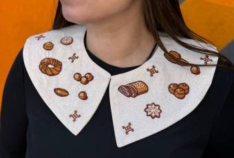Embroidered collar "Tisto" and set of postcards