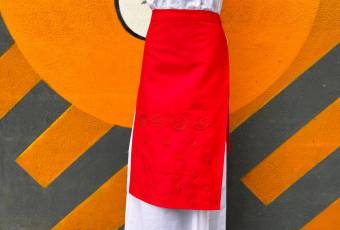 Червоний фартух з вишивкою випічки з проєкту "Тісто"