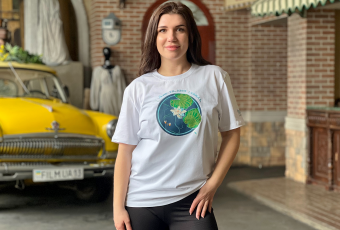 Біла оверсайз футболка "Я не та, ким здаюсь"